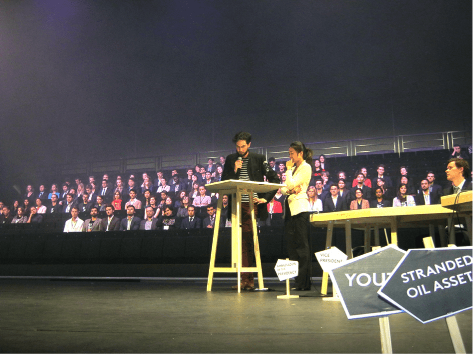La cérémonie de clôture de Make it Work : les délégués assis s’apprêtent à venir signer l’accord - © Laurent Lefèvre.